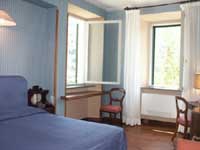 Standard double with panoramic view, private facilities (bath and shower), and breakfast